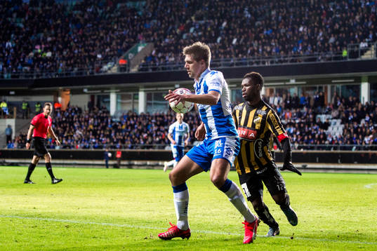 IFK Göteborgs Mikael Boman jagas av Häckens Mohammed