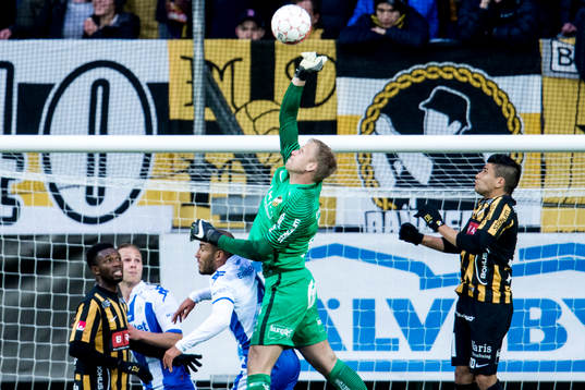 Häckens målvakt Peter Abrahamsson räddar