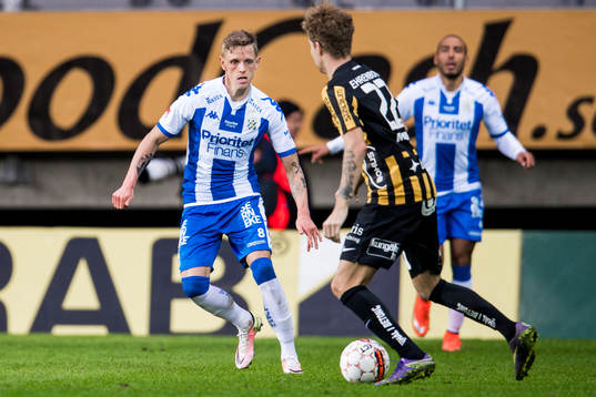 IFK Göteborgs Sören Rieks bevakar Häckens Samuel