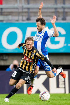 Häckens Joel Andersson bryter framför IFK Göteborgs