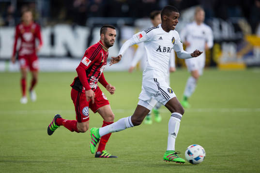 AIKs Alexander Isak mot Östersunds Brwa Nouri