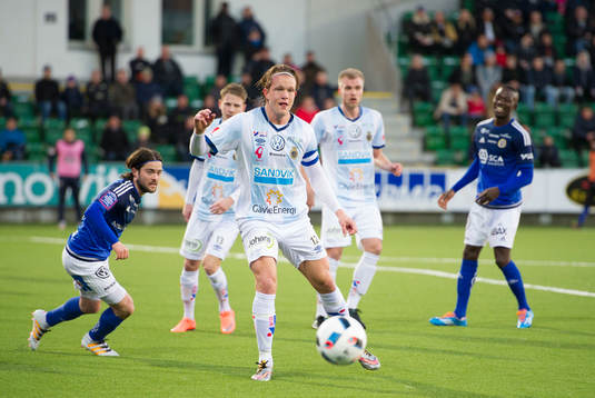 Gefles Anders Bååth slår undan bollen