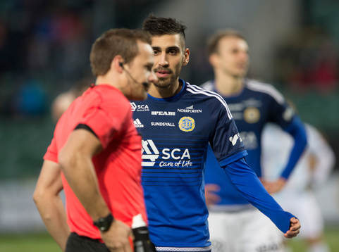 Sundsvalls Stefan Silva reagerar mot domaren