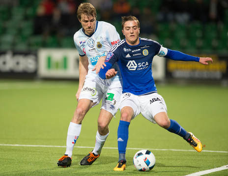 Sundsvalls Kristinn Steindorsson uppvaktas av Gefles Johan