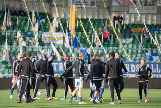 Sundsvalls värmer upp innan fotbollsmatchen i Allsvenskan