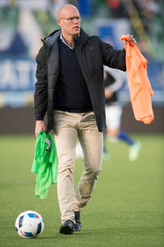 tränare Joel Cedergren hjälper till