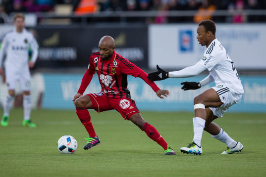 AIKs Carlos Strandberg mot Östersunds Fouad Bachirou