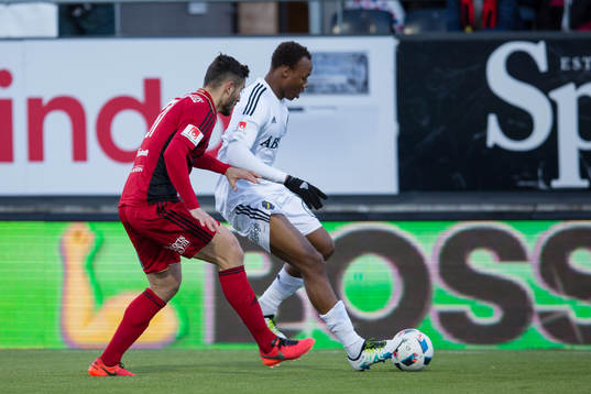 AIKs Carlos Strandberg mot Östersunds Sotirios