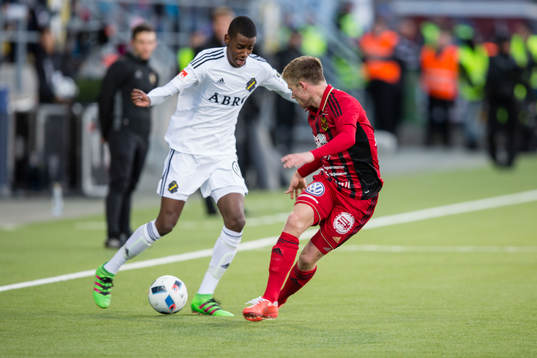 AIKs Alexander Isak mot Östersunds Dennis Widgren