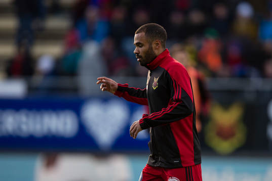 Östersunds Alex Dyer  värmer upp