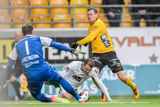 Hammarbys målvakt Ögmundur Kristinsson och Richard Magyar