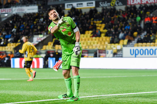 Elfsborgs målvakt Kevin Stuhr Ellegaard slänger bort