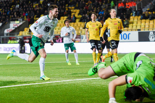 Hammarbys Arnor Smarason jublar