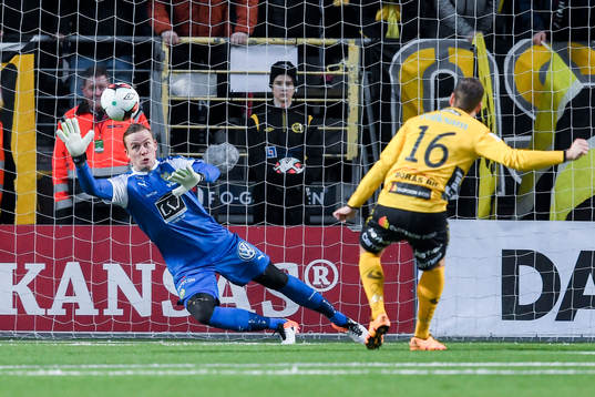 Elfsborgs Viktor Claesson gör mål på straff bakom