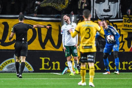 Hammarbys Arnor Smarason och målvakt Ögmundur Kristinsson