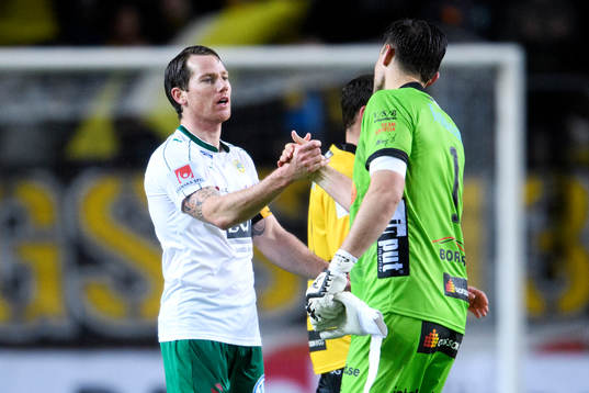 Hammarbys Johan Persson tar i hand med Elfsborgs målvakt
