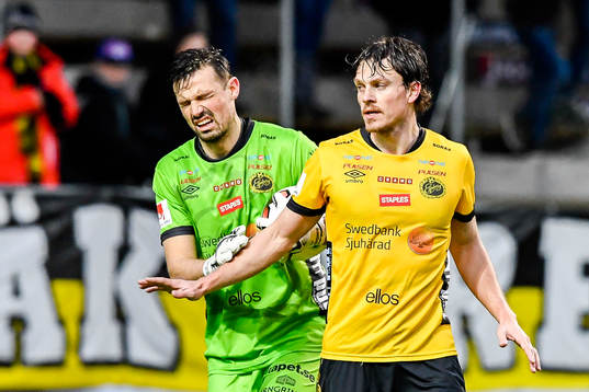 Elfsborgs målvakt Kevin Stuhr Ellegaard har ont