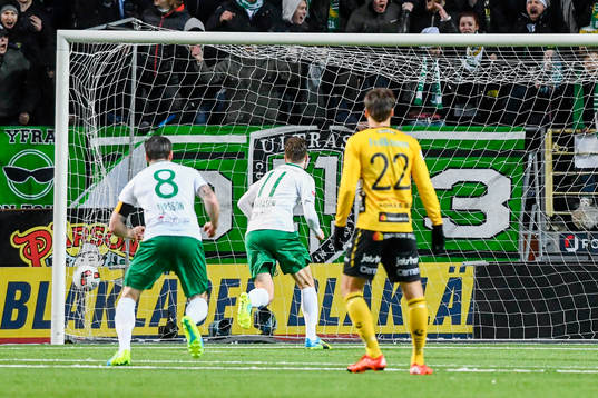 Hammarbys Arnor Smarason reducerar till 2-1 på straff