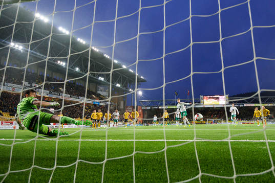 Hammarbys Arnor Smarason gör 2-1 på straff