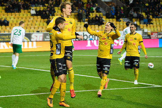Elfsborgs Viktor Claesson jublar ihop med Viktor Prodell,