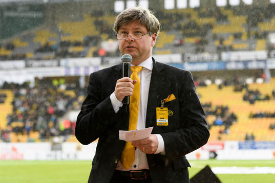 Elfsborgs ordförande Bo Johansson håller ett minnestal