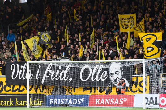 Elfsborgs supportrar med banderollen "vila i frid, Olle"