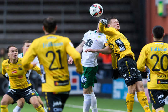 Elfsborgs Viktor Claesson i nickduell med Hammarbys Johan