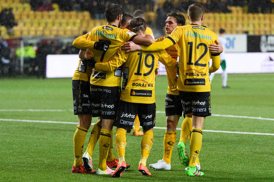Elfsborgs Simon Hedlund (rygg mot kameran mitt i bild)