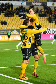 Elfsborgs Viktor Claesson jublar ihop med Viktor Prodell