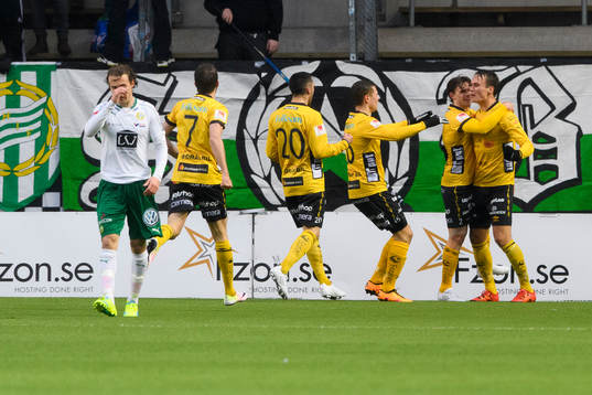 Elfsborgs Viktor Prodell kramas om