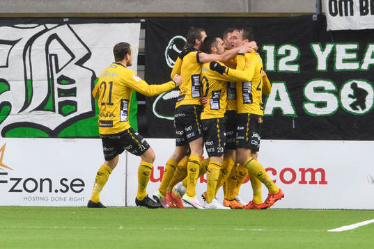 Elfsborgs Viktor Prodell kramas om