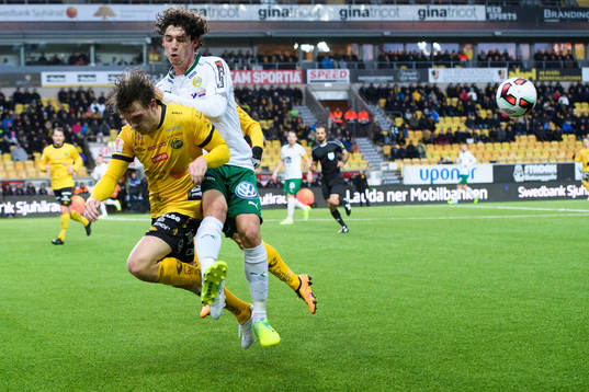 Elfsborgs Jesper Manns bryter boll av Hammarbys Romulo