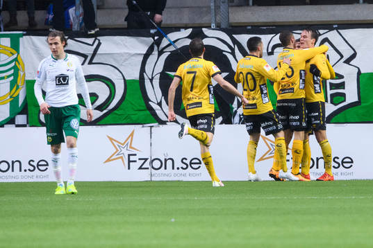 Elfsborgs Viktor Prodell (h) jublar ihop med spelarna