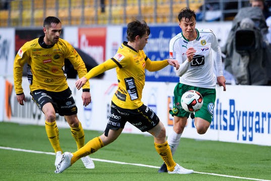 Hammarbys Melker Hallberg tar sig förbi Elfsborgs Jesper