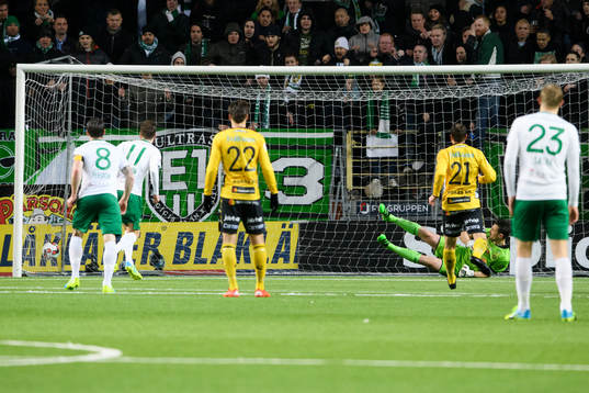 Hammarbys Arnor Smarason (rygg mot kameran) reducerar till