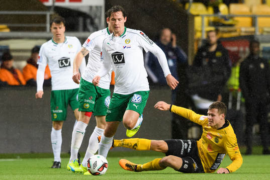Hammarbys Philip Haglund tar sig förbi Elfsborgs Viktor