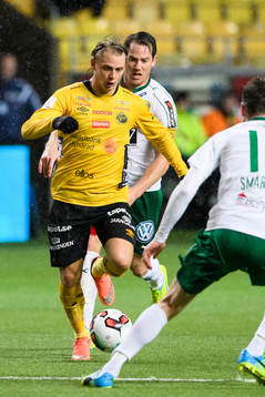 Elfsborgs Simon Hedlund med Hammarbys Johan Persson (i