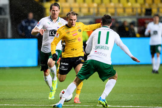 Elfsborgs Simon Hedlund med Hammarbys Johan Persson (i