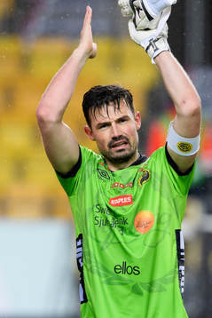 Elfsborgs målvakt Kevin Stuhr Ellegaard tackar publiken