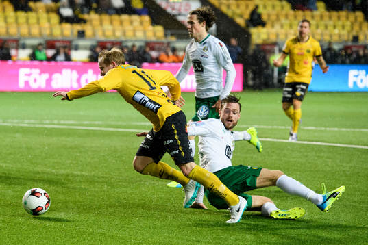 Elfsborgs Simon Lundevall dras ner i straffområdet av