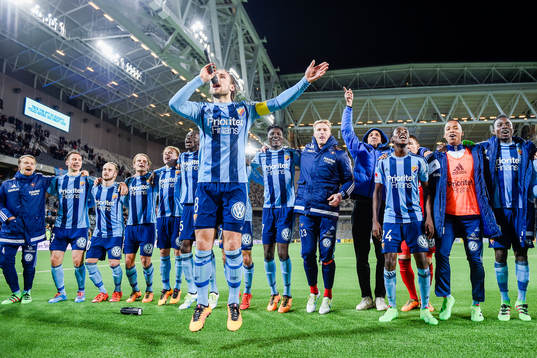 Djurgårdens Kevin Walker  jublar med publiken