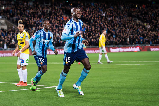 Djurgårdens Sam Johnson och Omar Colley jublar