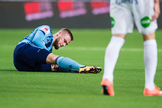Djurgårdens Alexander Faltsetas tar sig för benet och