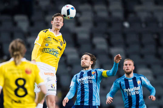 Falkenbergs Gustaf Nilsson och Djurgårdens Kevin Walker