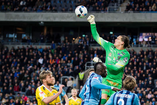 Falkenbergs målvakt Otto Martler med en räddning