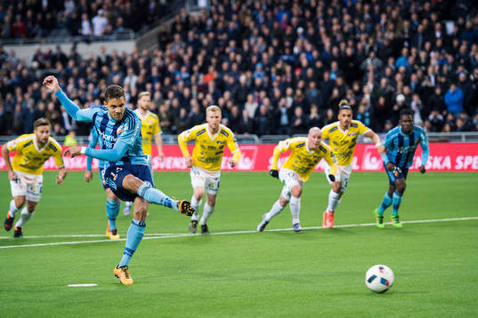 Djurgårdens Mathias Ranegie gör mål på straff