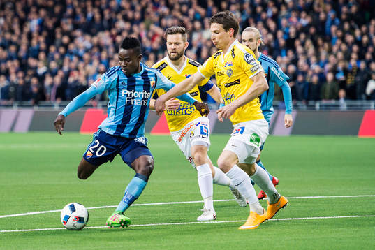 Djurgårdens Sam Johnson mot Falkenbergs David Svensson och