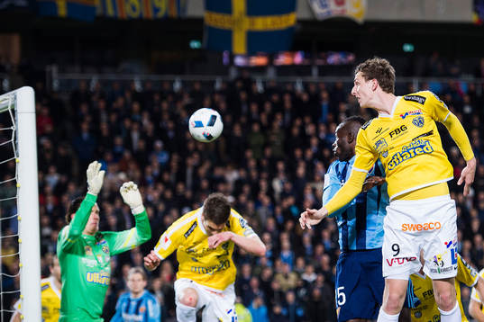 Falkenbergs Gustaf Nilsson ser hur hörnan från