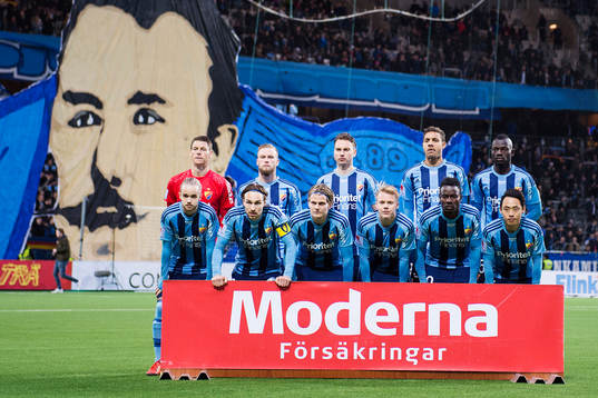 Djurgårdens spelare ställer upp för en lagbild