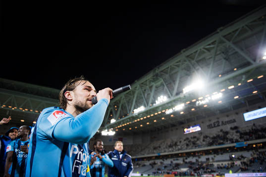 Djurgårdens Kevin Walker sjunger en ramsa i en mikrofon